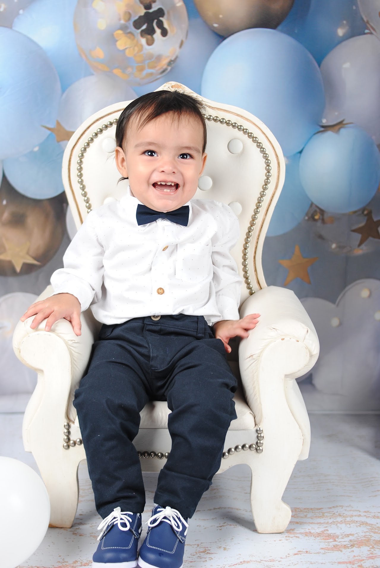 Bebé sonriente vestido de fiesta en sesión temática